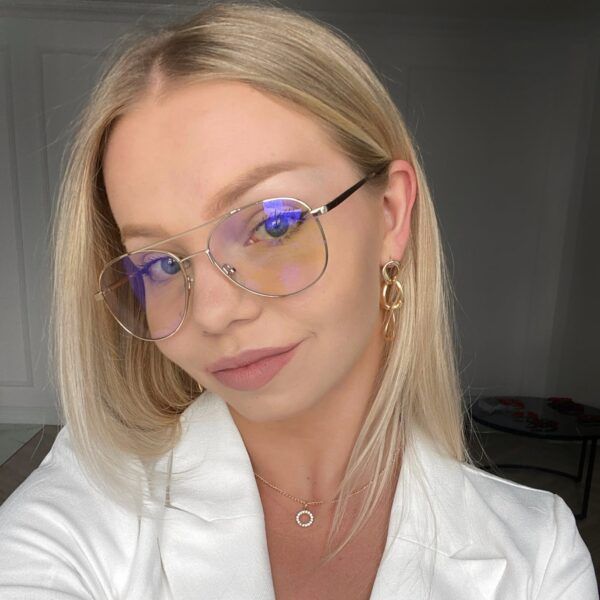 Kobieta w okularach z filtrem światła niebieskiego Aviator DayShield