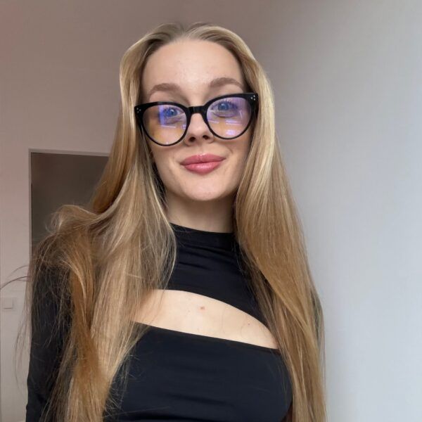 Kobieta w okularach z filtrem światła niebieskiego Onyks Black DayShield