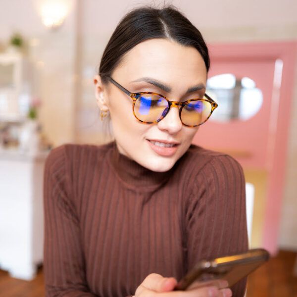 Kobieta 2 w okularach z filtrem światła niebieskiego Bursztyn DayShield