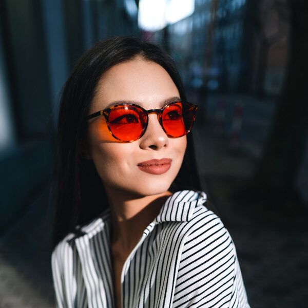 Kobieta1 w okularach z filtrem światła niebieskiego Bursztyn NightShield