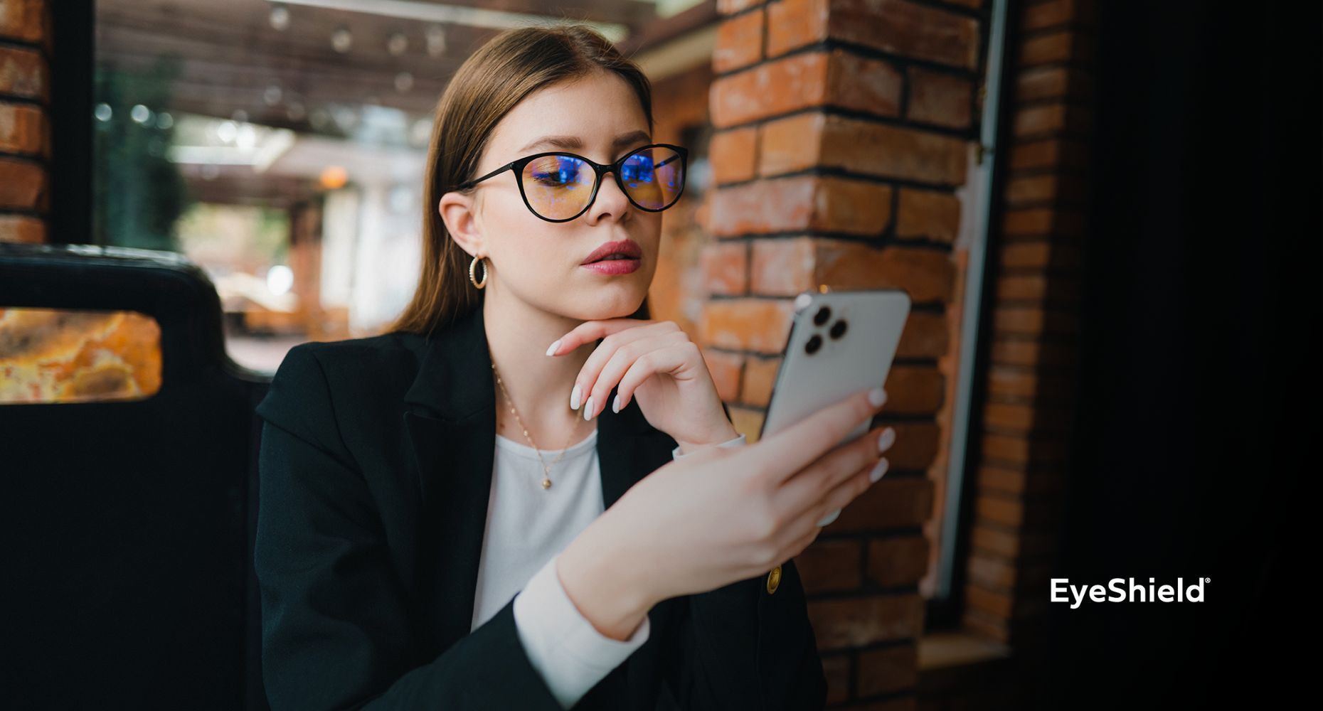 Jak dobrać okulary do twarzy, oczu, włosów i karnacji? Jakie oprawki pasują do Ciebie?