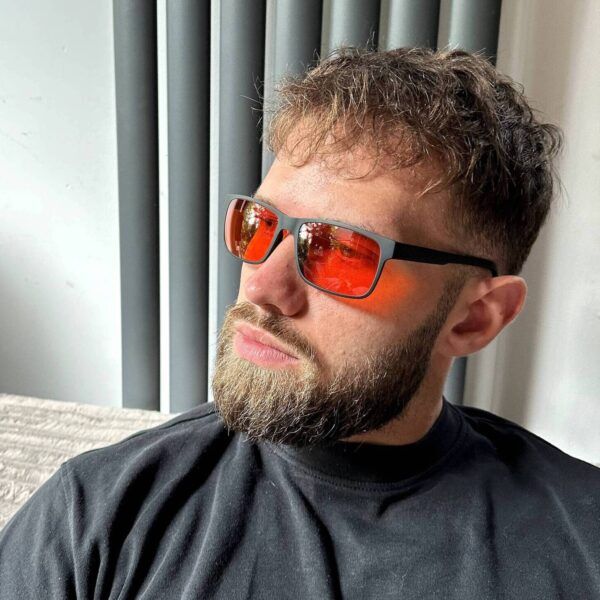 Mężczyzna 1 w okularach z filtrem światła niebieskiego Osman NightShield