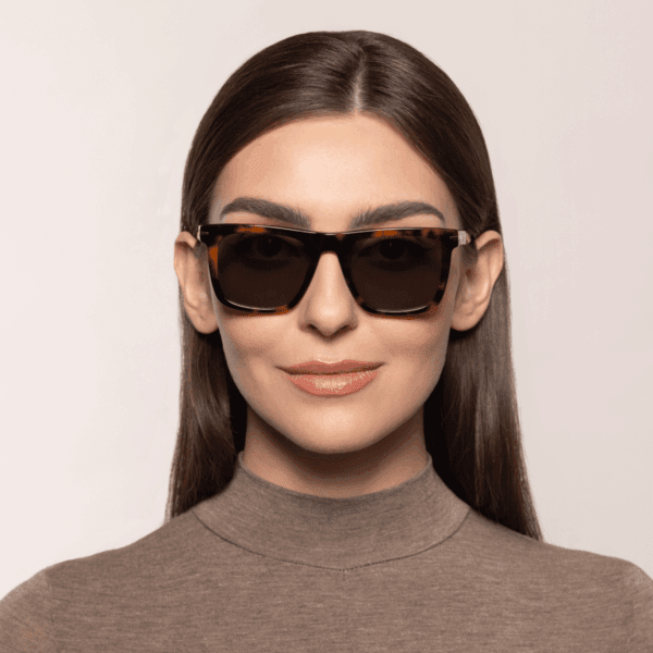 Okulary słoneczne Vintage SunShield podkreślające styl