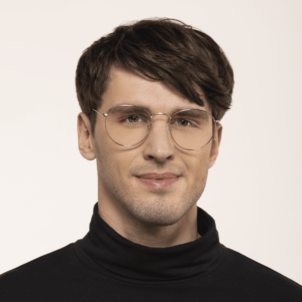 Mężczyzna w okularach Monaco Dayshield z filtrem światła niebieskiego