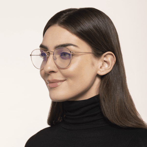 Kobieta w okularach Monaco Dayshield z filtrem światła niebieskiego idealne do pracy w ciągu dnia