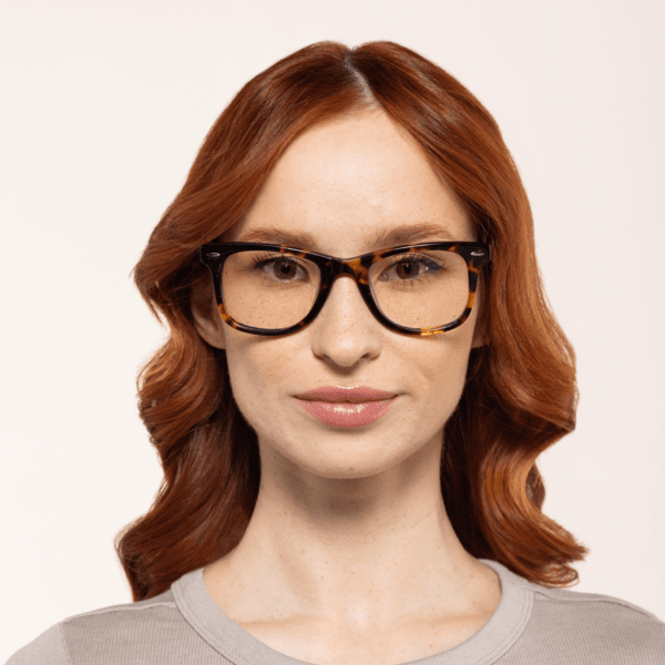 Kobieta w okularach Primo DayShield z filtrem światła niebieskiego