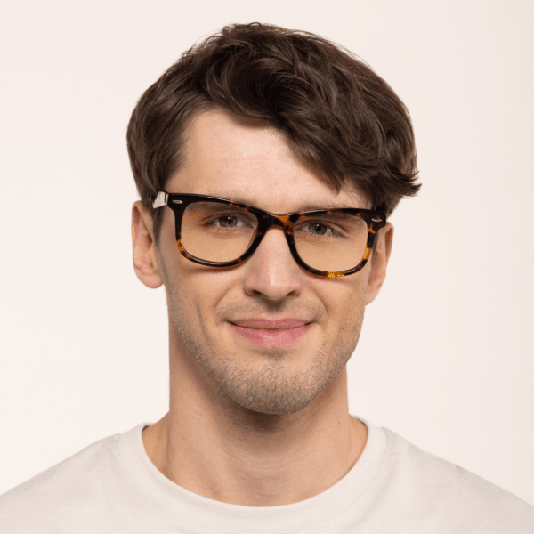 Mężczyzna w okularach Primo DayShield z filtrem światła niebieskiego