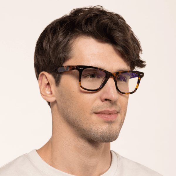 Mężczyzna w okularach Primo DayShield z filtrem światła niebieskiego na dzień