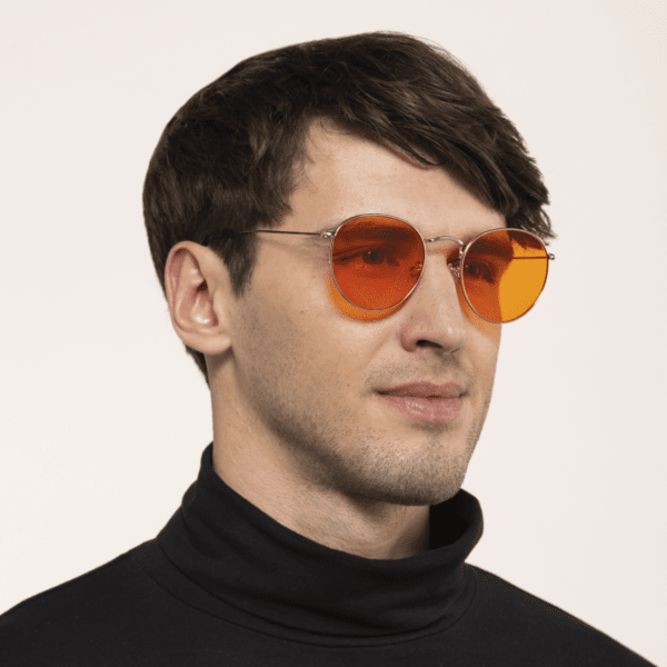 Mężczyzna w okularach Monaco Nightshield z filtrem światła niebieskiego