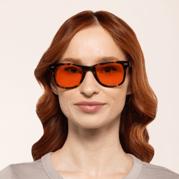 Kobieta w okularach Primo NightShield z filtrem światła niebieskiego na noc